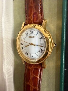 Gucci  Watch with brown leather band 
In working condition with new battery
